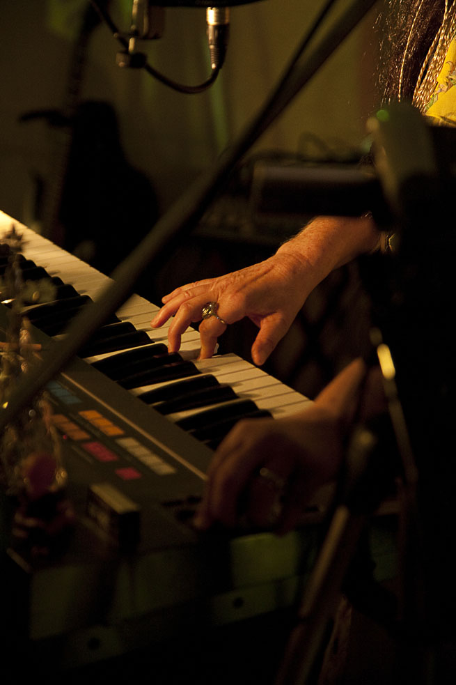 Ulrike Helmholz am Keyboard beim Liveauftritt im Tresorraum für Elektrische Kunst, Kunstamt Tübingen - Foto: Muhammed Krauß